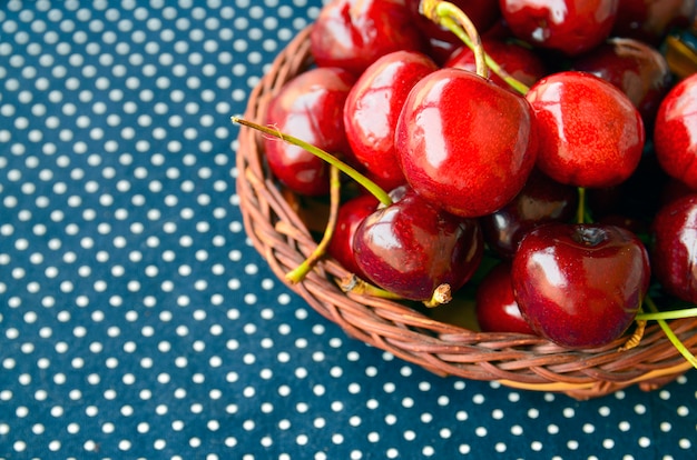 Cerises rouges fraîches dans un panier.