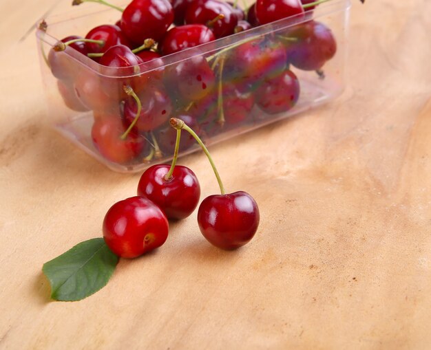 Cerises rouges fraîches sur un espace en bois