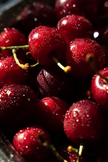 Cerises rouges en gouttes d'eau dans un bol