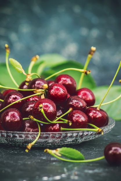 Cerises rouges Mise au point sélective. Nourriture et boisson.