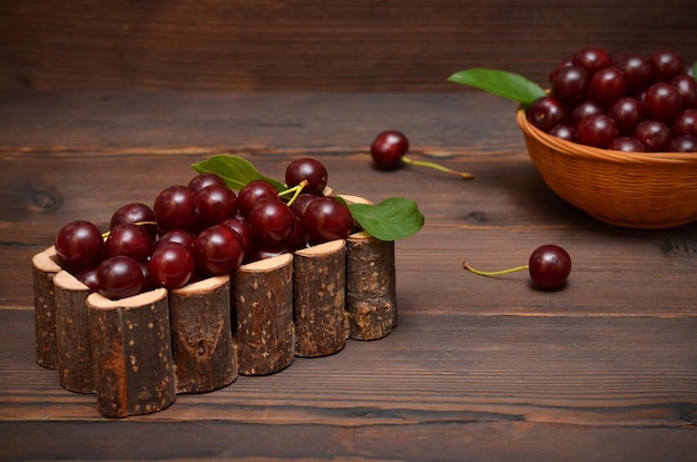 Cerises rouges mûres dans un bol sur un fond en bois