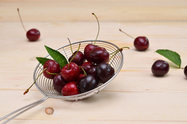 Cerises rouges mûres dans une passoire