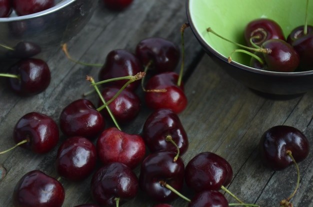 Des cerises rouges rares sur la table