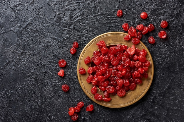 Cerises rouges séchées sur une assiette. Vue de dessus.