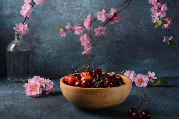 Cerises rouges sucrées dans un bol en bois Dessert sucré d'été