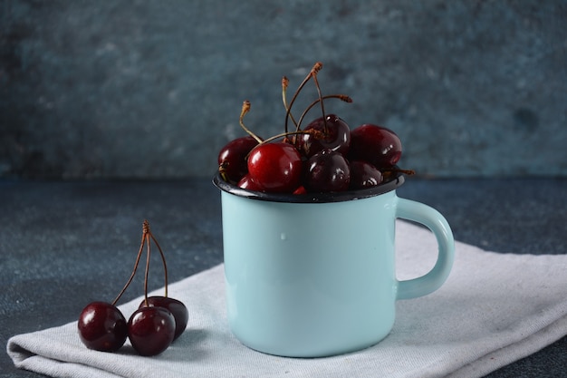 Cerises rouges sucrées dans une tasse Dessert sucré d'été