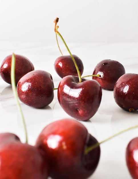 Cerises rouges sur table en marbre blanc