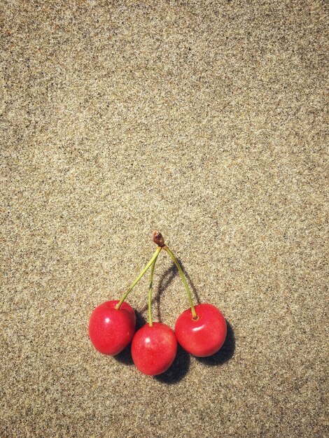 Des cerises sur le sable de la plage