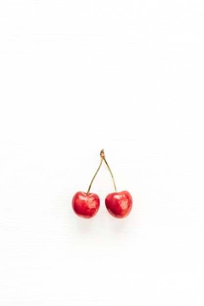 Cerises sur surface blanche