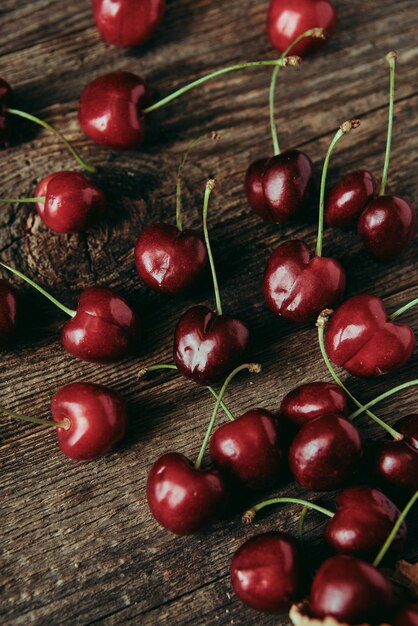 Photo cerises sur une table en bois, collation saine, gros plan, photographie à plat et contenu pour le blog culinaire