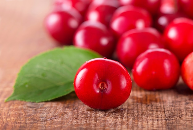 Cerises sur table en bois avec de l'eau gouttes surface macro