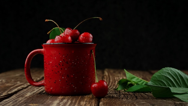 Cerises sur table en bois avec des gouttes d'eau