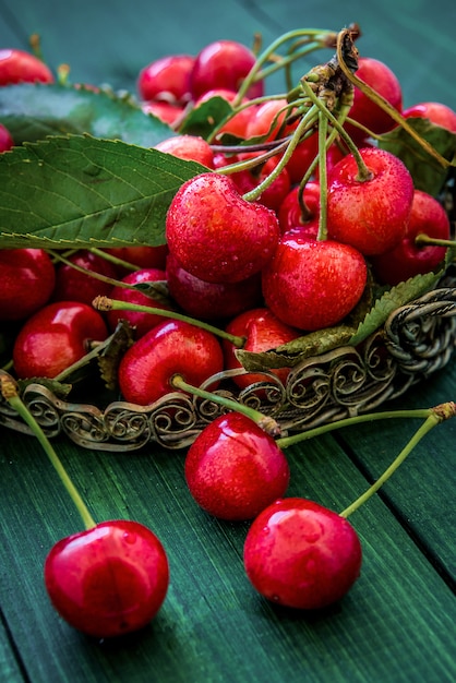 Cerises sur une table en bois sombre