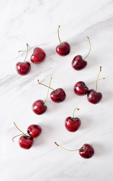 Cerises sur table de marbre