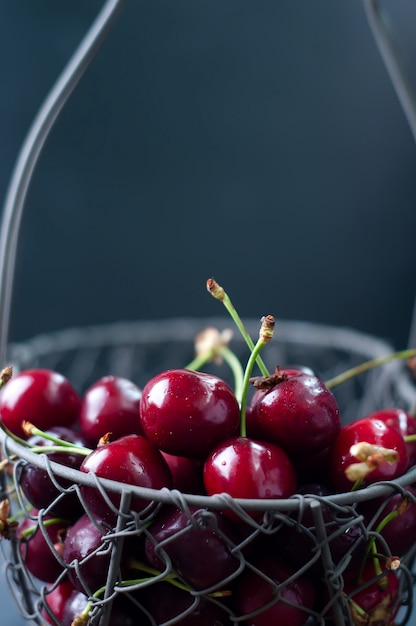 Cerises sur table noire