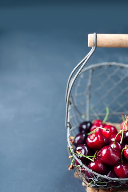 Cerises sur table noire