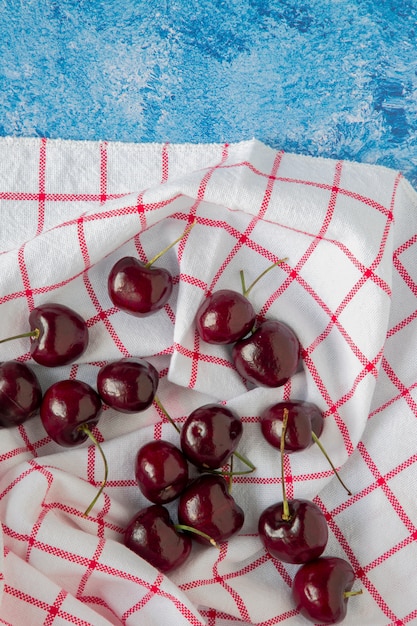 Cerises sur une table