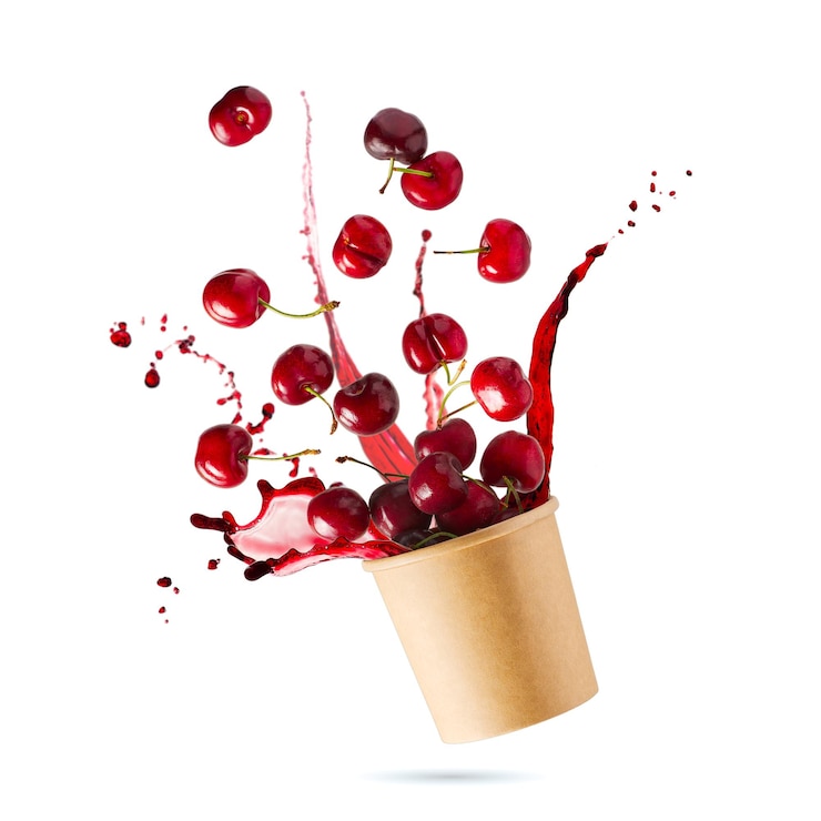 Photo cerises volantes verticales isolées comme éléments de conception de colis