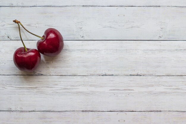 Cerises sur une vue de dessus de fond en bois, gros plan