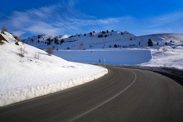 Cerler neige route neige Huesca Pyrénées Espagne