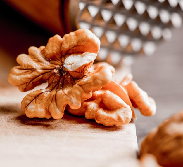 Cerneaux de noix sur un bureau en bois avec fond de détail, noyer sur sous-couche de cuisine en bois.