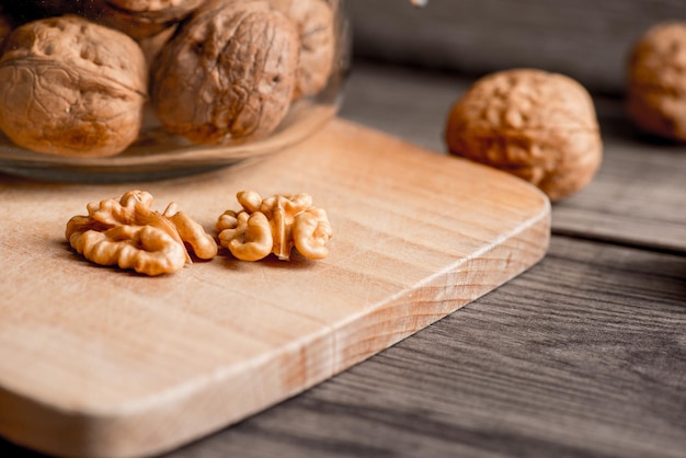 Cerneaux de noix sur un bureau en bois avec fond de détail, noyer sur sous-couche de cuisine en bois.