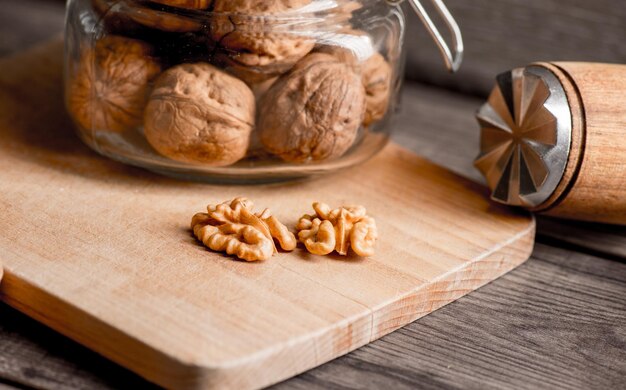 Cerneaux de noix sur un bureau en bois avec fond de détail, noyer sur sous-couche de cuisine en bois.