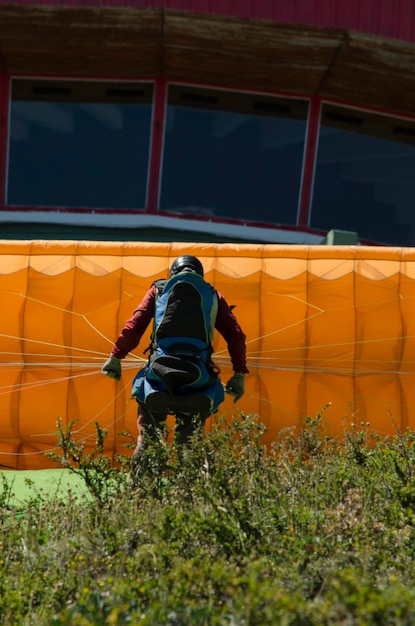 Cerro Otto confiserie tournante se prépare à faire du parapente