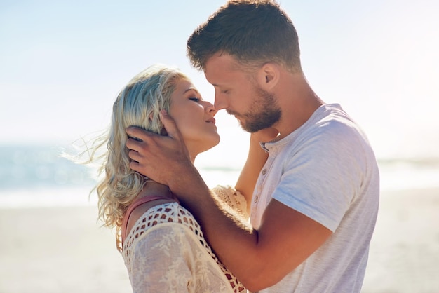 Certaines personnes sont censées tomber amoureuses Photo recadrée d'un couple affectueux passant la journée à la plage