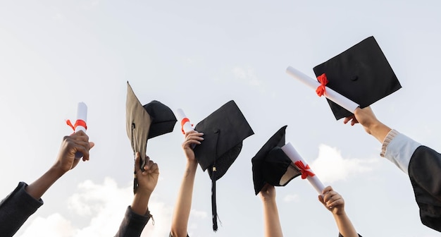 Certificat de fin d'études et groupe de mains dans le ciel avec succès dans l'enseignement collégial Apprentissage des connaissances et gagnant future célébration de la réussite de l'étude et diplômé tenant du papier dans l'air