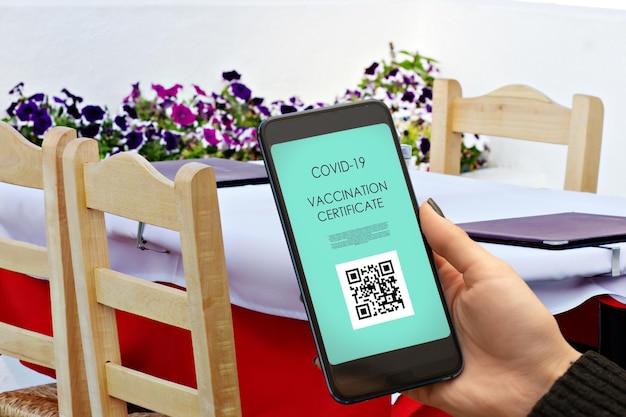 Certificat de vaccination avec code qr vaccinant contre le passeport sanitaire covid19 pour un coronavirus transféré à montrer lors de la visite d'un café ou d'un restaurant