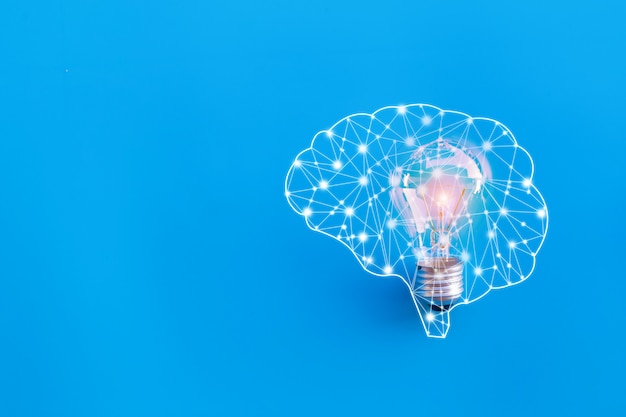 Cerveau et lampe, grande idée et concept d'innovation.