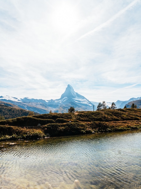 Cervin avec le lac Leisee à Zermatt