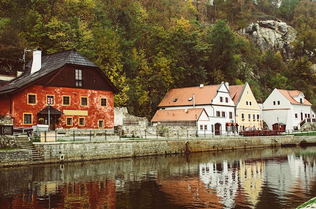 Cesky Krumlov une célèbre belle ville historique tchèque vue sur la rivière de la ville et la belle rue d'automne avec des bâtiments colorés et des arbres d'automne Voyage arrière-plan européen