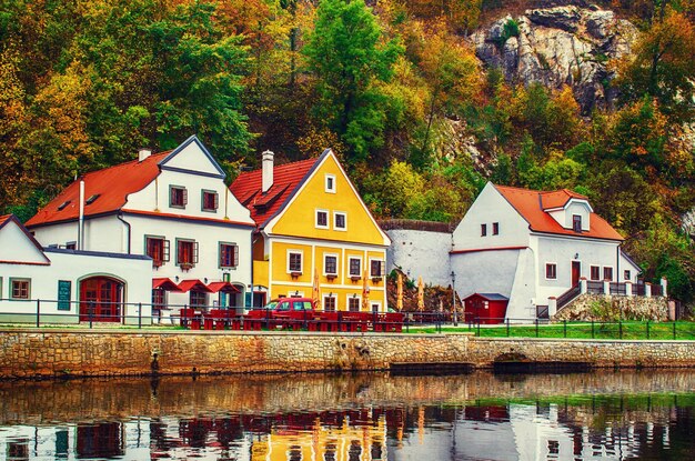 Cesky Krumlov une célèbre belle ville historique tchèque vue sur la rivière de la ville et la belle rue d'automne avec des bâtiments colorés et des arbres d'automne Voyage arrière-plan européen