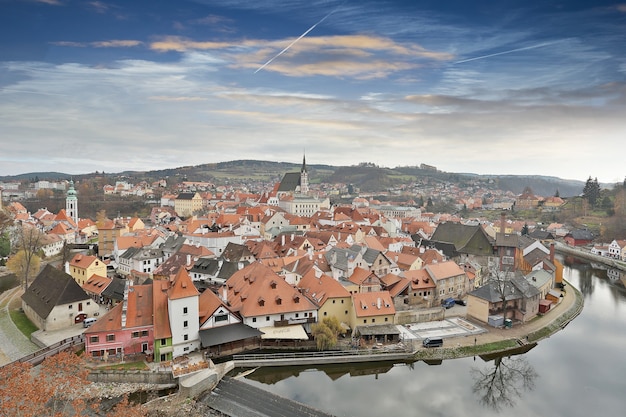 Cesky Krumlov, République tchèque-Nov 25 2015 : La vieille ville de l'église du bâtiment à côté de la rivière en République tchèque.