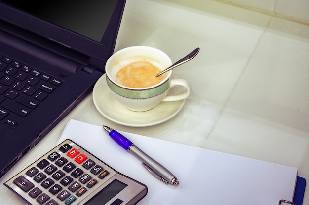 Cet homme d&#39;affaires de carrière avec ordinateur portable avec calculatrice