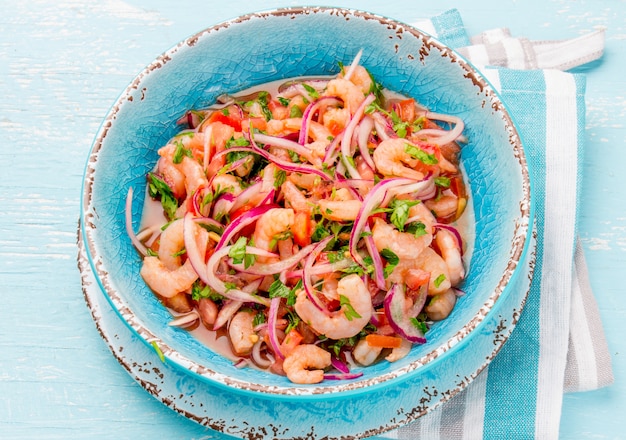 ceviche aux tomates dans un bol bleu