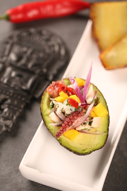 Ceviche à l'avocat et plantain. Cuisine péruvienne typique.