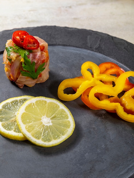 Le ceviche péruvien est un plat traditionnel consommé au Pérou. La méthode de préparation est différente des autres endroits, utilisant du citron, du poisson, des pommes de terre, de l'oignon, des algues, du maïs, du piment, du gingembre, du lait, de la patate douce.