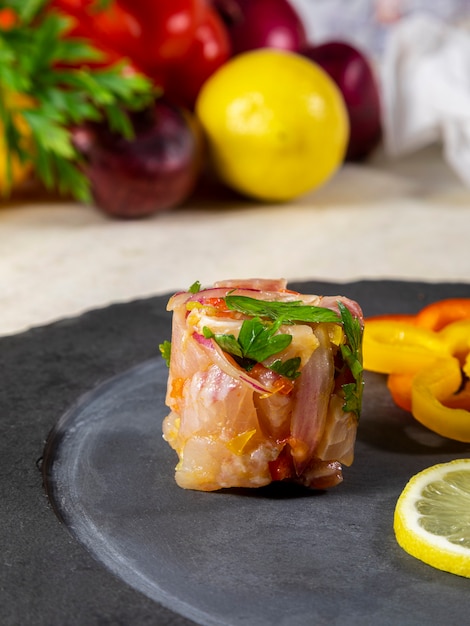 Le ceviche péruvien est un plat traditionnel consommé au Pérou. La méthode de préparation est différente des autres endroits, utilisant du citron, du poisson, des pommes de terre, des oignons, des algues, du maïs, du piment, du gingembre, du lait, des patates douces.