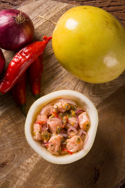 Ceviche De Saumon Avec Sauce Aux Fruits De La Passion Sur Fond De Bois