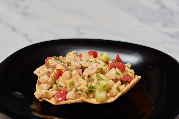 Ceviche Tostada un plat latino-américain