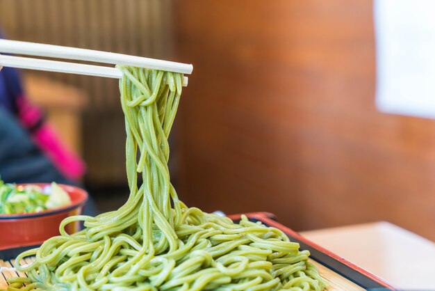 Cha Soba japonais (thé vert Soba) en plat