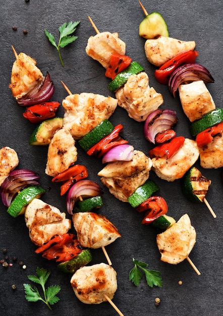 Chachlik de poulet et légumes poivrons oignons courgettes en brochettes