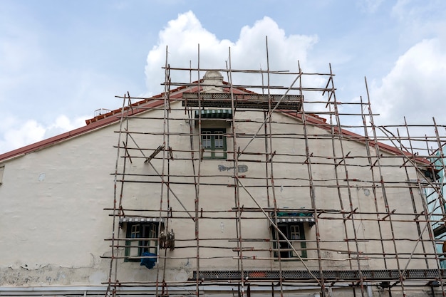 Échafaudage en bois sur maison, rénovation. Échafaudage sur bâtiment, mur et fenêtre. Système d'échafaudage en construction , Singapour . Chantier de construction, détail de la structure en cours de construction