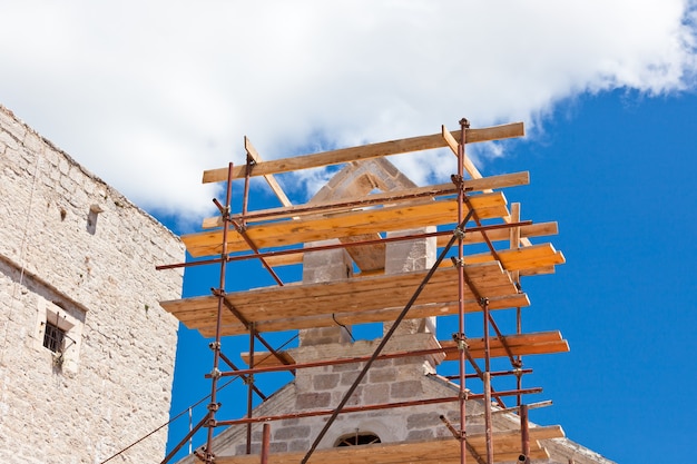 Échafaudage de restauration de l'église sur fond de ciel bleu