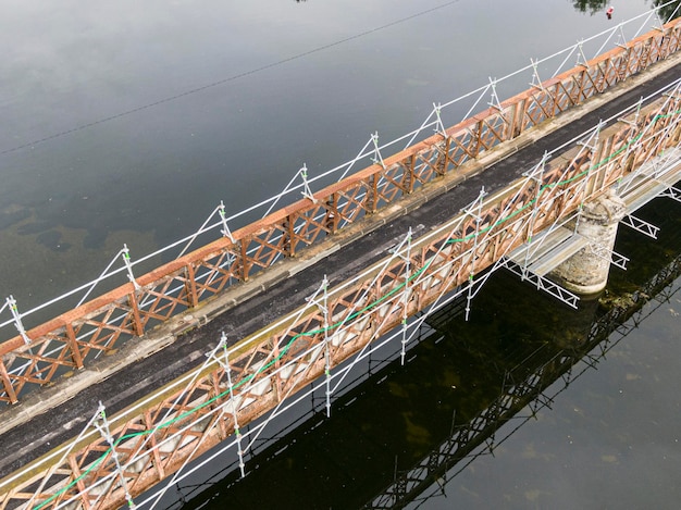 Échafaudage utilisé pour des travaux d'entretien ou de restauration sur un petit pont sur une grande rivière le Cher