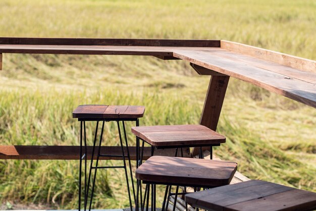 Chaiir de table en bois vide avec vue printemps été rizière Asie paysage fond