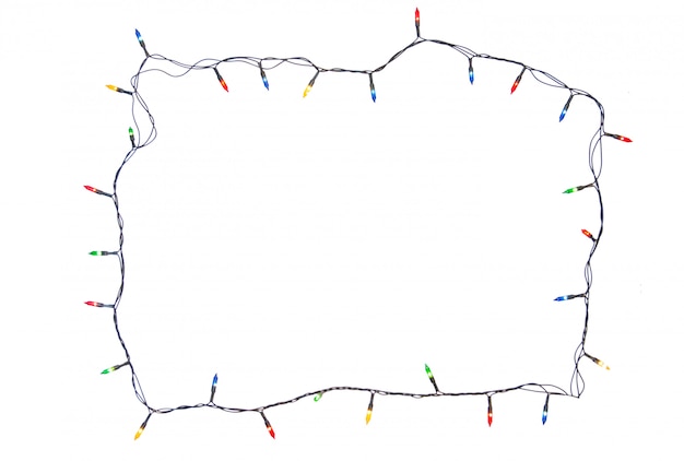 Chaîne de cadre de lumières de Noël isolé sur fond blanc avec un tracé de détourage